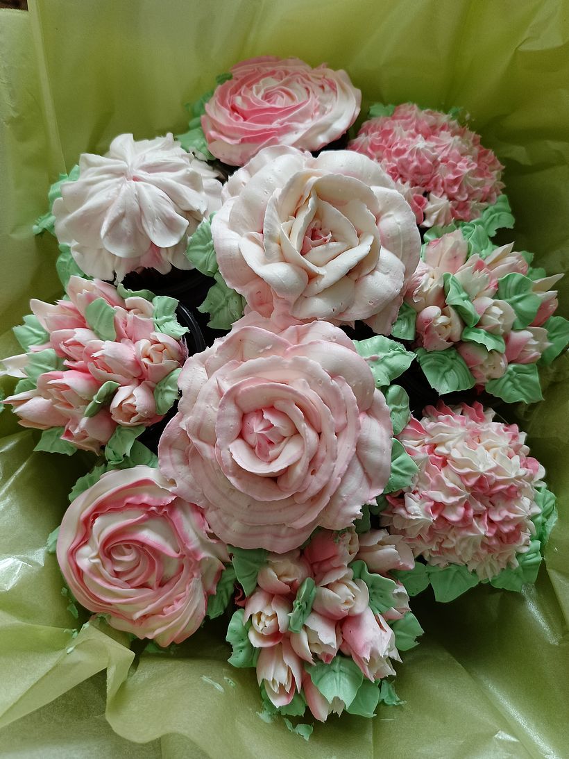 My project for course: Cake Design: Easy Buttercream Flowers with a Palette Knife 1