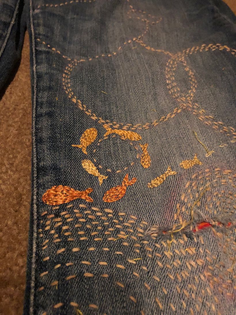 The circles became shoals. A single fish gets away and grows over time. The mending area was deliberately left rough.