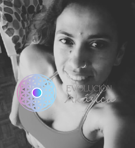 muestro proceso de como intentaba buscar integrar mi foto perfil con el logo, tras varios intentos "fallidos"
