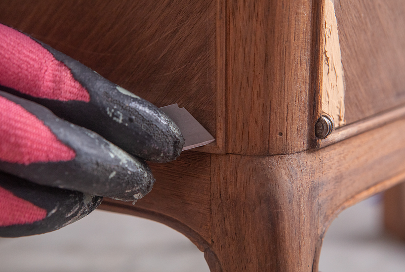 Sacamos detalles de barniz antiguo con una hoja de cutter