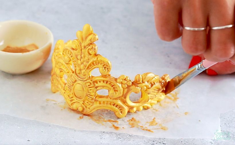 I painted the crown with edible metallic gold paint