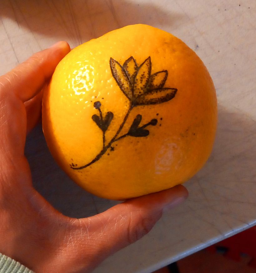 Flor tatuada en la naranja