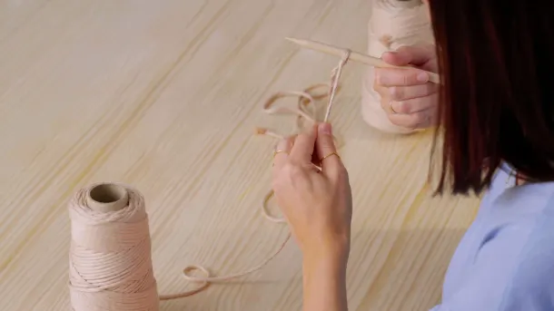 To mount the first stitch on the needle, tie a slip knot.