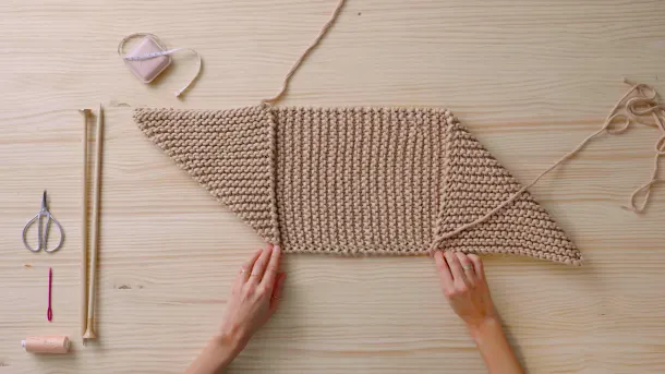 Fold the corners to give shape to the bag