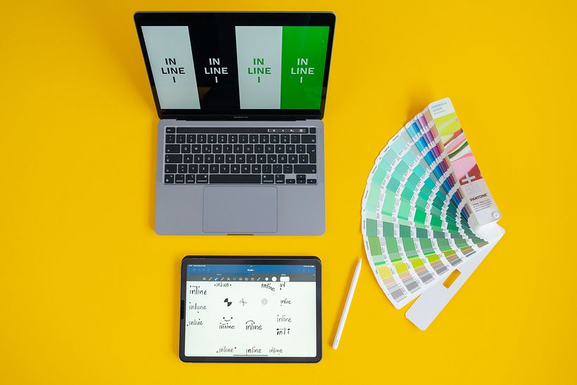Ausschnitt aus dem Brandbook: Entstehung des Logos, finales Logo in schwarz-weiß und farbigen Varianten 