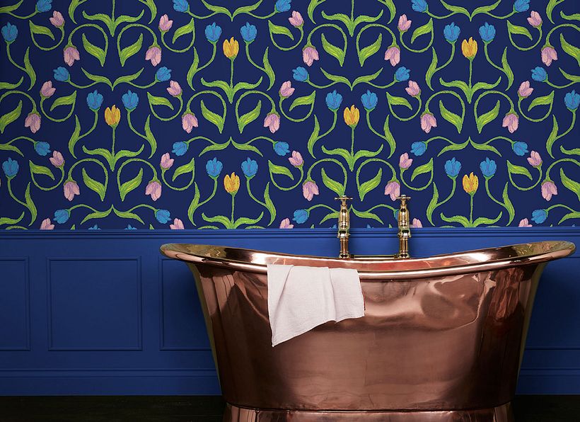 Estampado Midnight Tulips en un wallpaper