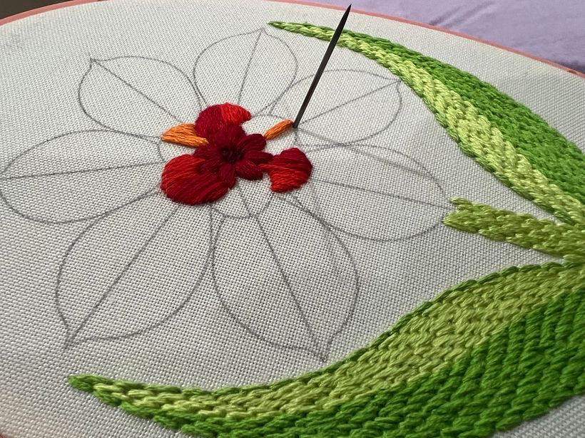 Travaillant au centre de la fleur, j'ai choisi des rouges et des oranges pour contraster avec les feuilles jaunes.