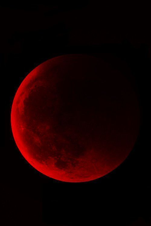 Lluna roja i l' altra meitat fosca.