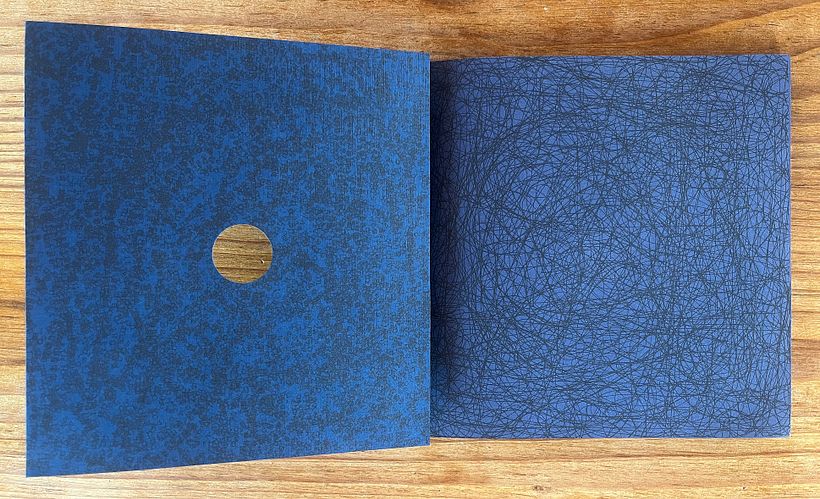 Se utilizó una cartulina azul para los forros y papel azul en interiores.