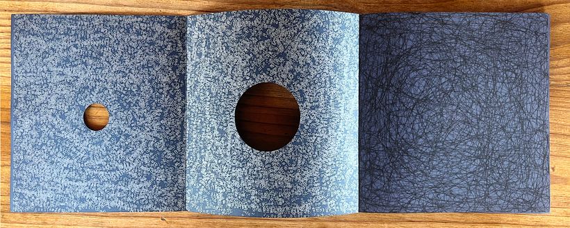 Los forros contienen solapas completas e impresión plata sobre la cartulina azul.