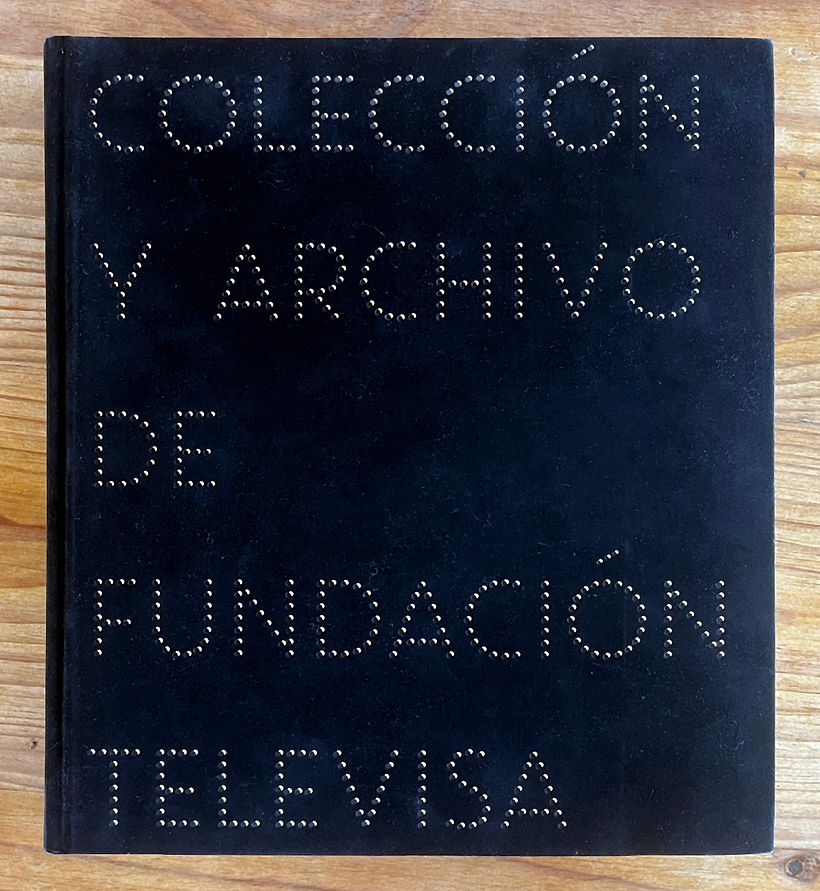 El libro está encuadernado con un papel tipo terciopelo de color negro y tiene dos golpes de estampado para la tipografía.