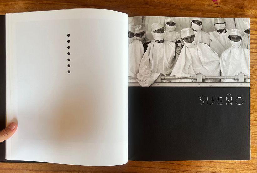 En sus 4 capítulos tiene portadillas con un papel negro con impresión plata.