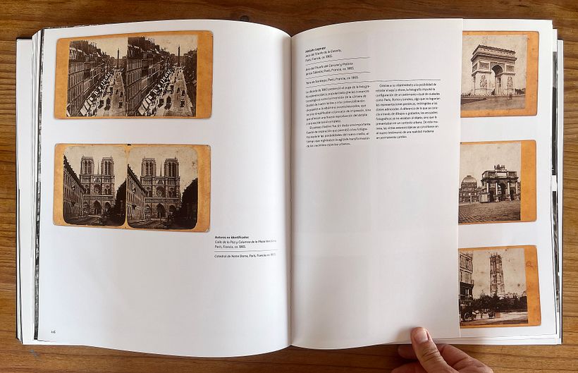 Contiene algunas páginas con juegos de papeles en distintos tamaños, ya sea de manera horizontal o vertical.