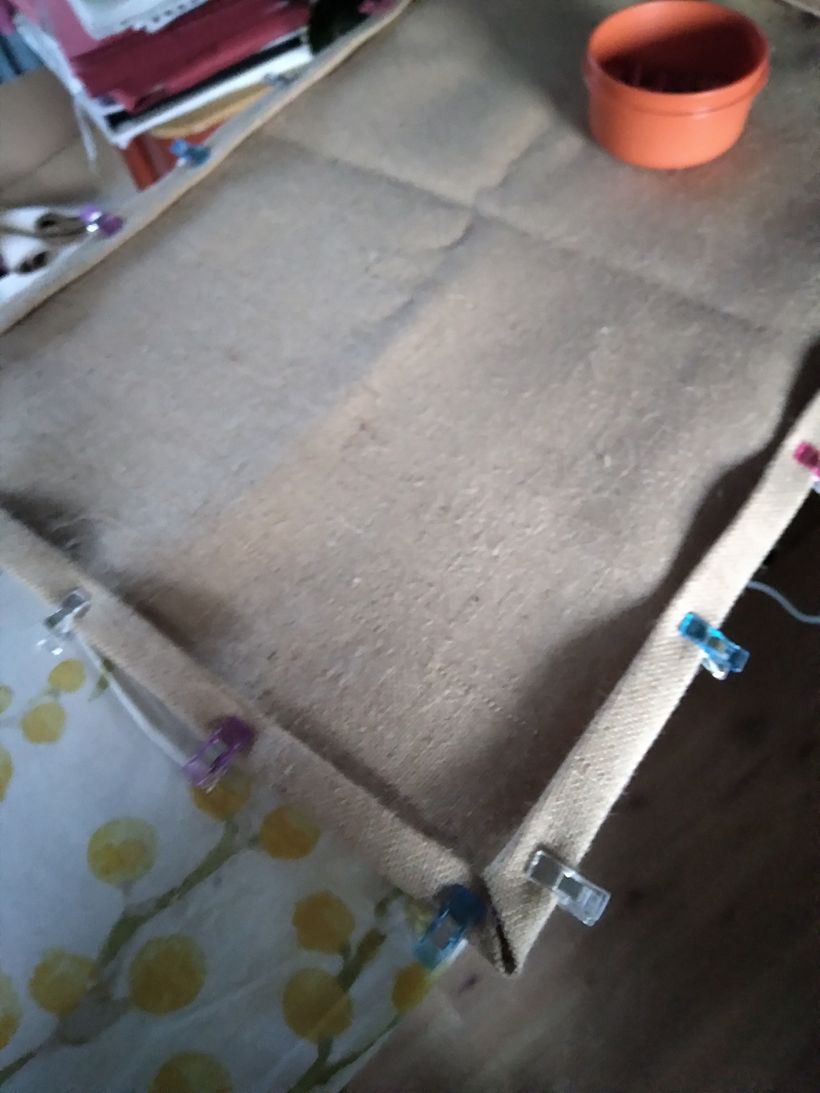 Voorbereiden van de jute.  De klemmetjes kunnen niet verdwijnen in de stof ;) - preparing the hessian