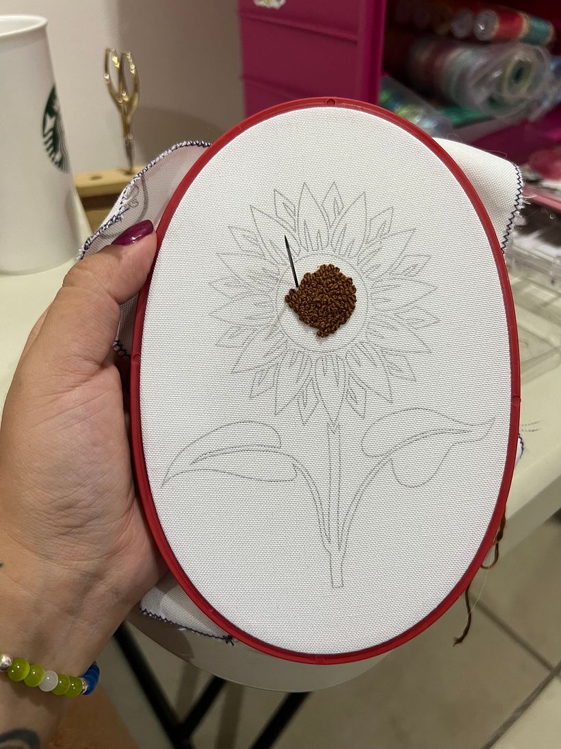 Para este patrón decidí usar solamente nudos franceses, empecé por el centro, en café.