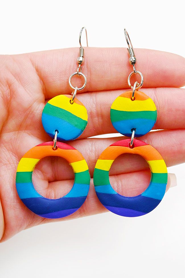 It’s a simple craft for polymer clay beginners, and they also make awesome homemade gifts for friends and family!