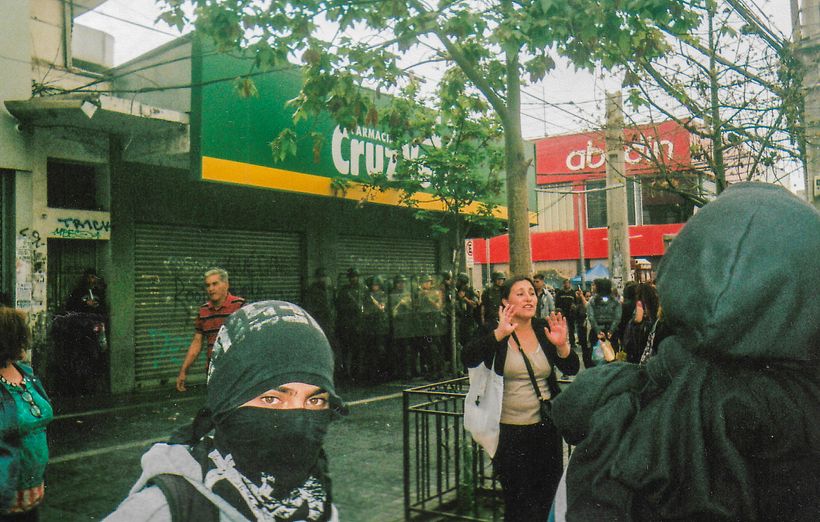 Esta foto es un poco trampa porque la saqué con una cámara análoga y luego la escaneé (Contexto: protestas en Chile/ 2019)