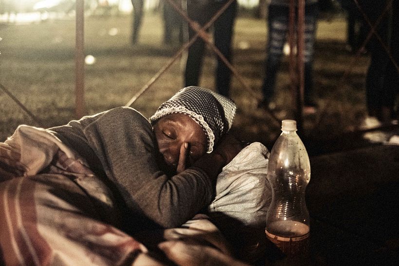 Una mujer duerme en plena calle esperando la hora para la Misa