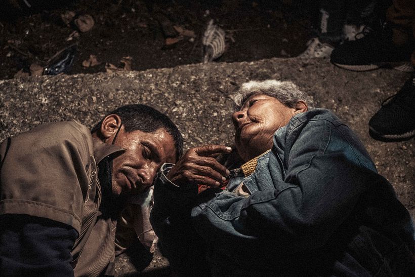 Dos personas duermen en plena calle mientras esperan a Misa