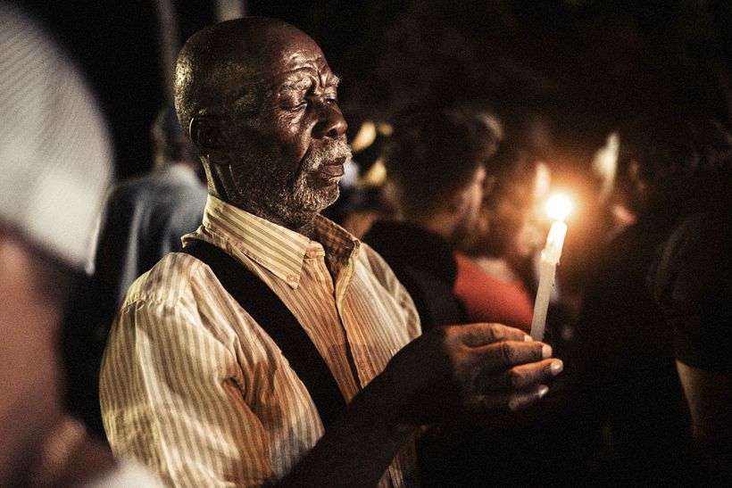 Un mbre sostien una vela durante la misa de medianoche