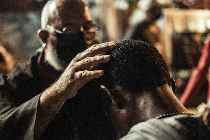 Un cura da la bendicion a uno de los peregrinos durante la misa de medianoche