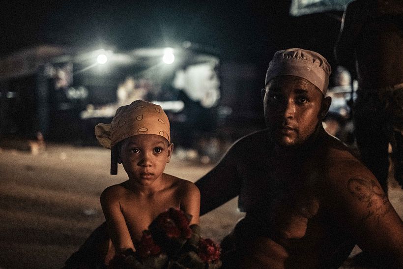 Un padre y su hijo juntos durante la peregrinacion