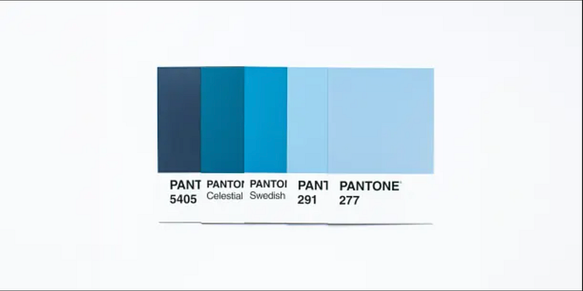 Muestras de colores Pantone en azul