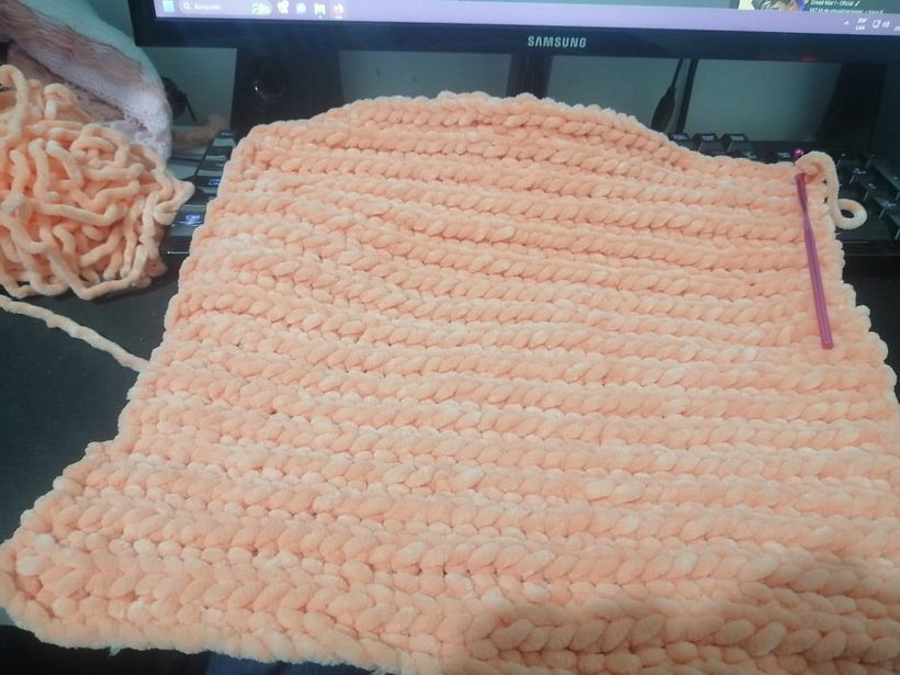 Mi primera vez tejiendo a crochet. Esta muy torcido pero bueno, practicando se aprende. 🩷
