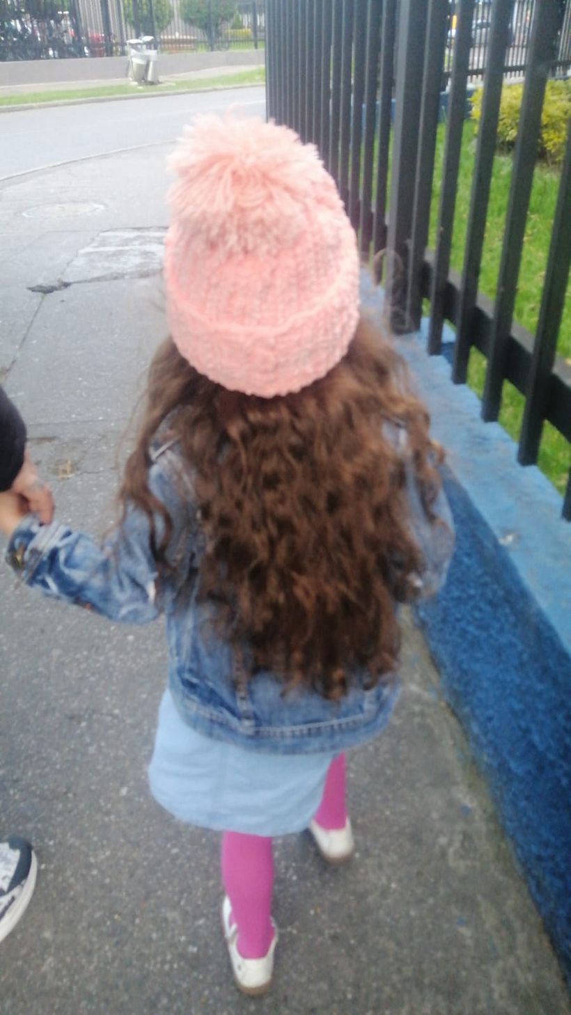 Mi hija con su gorrito 🩷