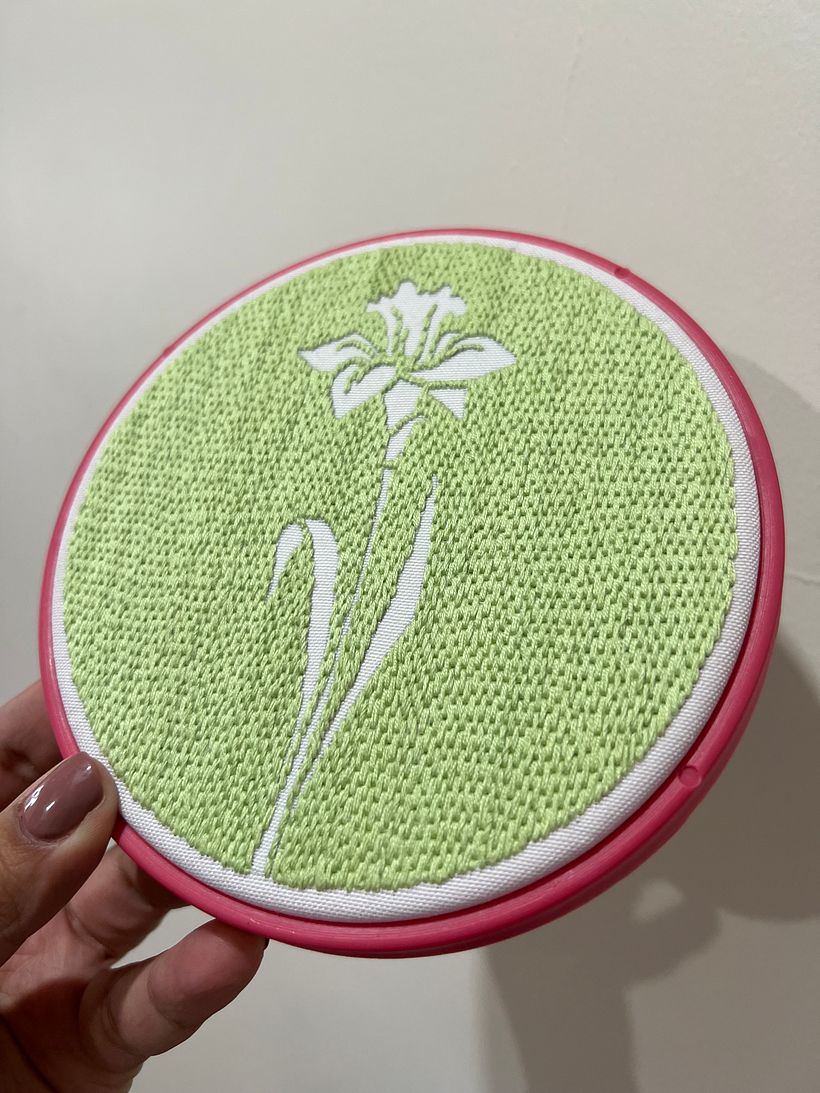 I started by embroidering the background with brick stitch, I chose a neutral green color