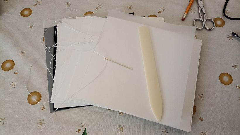 Medir y cortar el papel fue lo único que me pareció algo difícil. Cocer fue entretenido :D