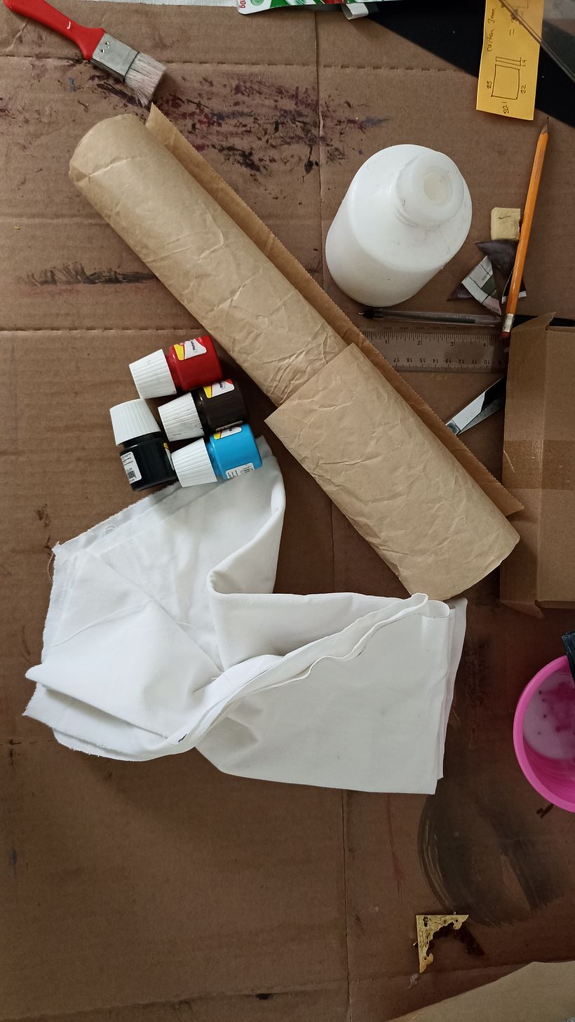 Los materiales para la cubierta. Usé un trozo de sábana blanca para el forro