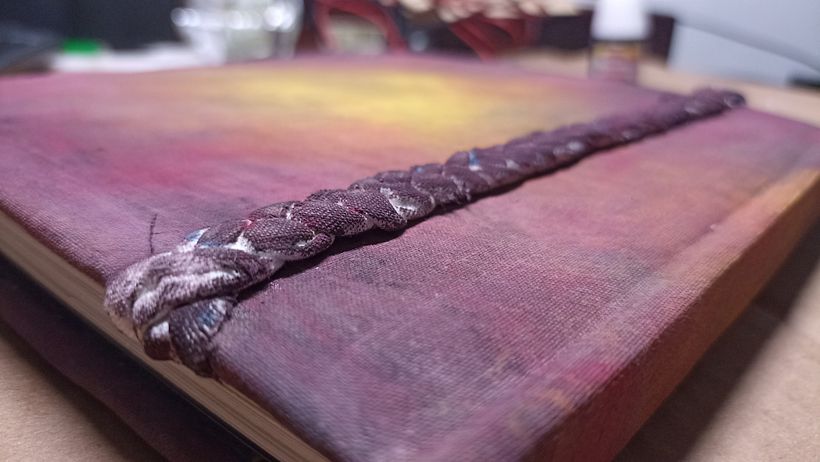 Agregué una trenza decorativa hecha con la misma tela del forro