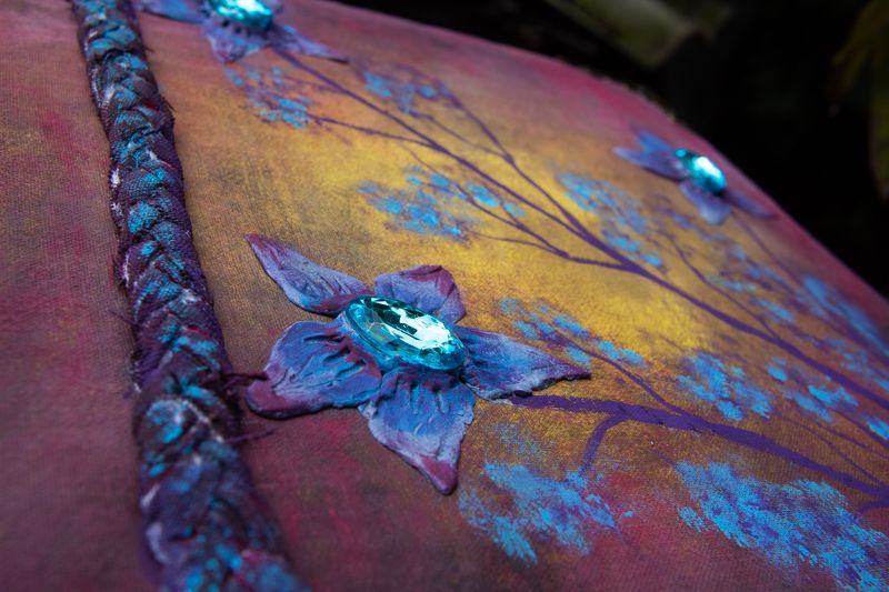 Agregué estos detalles de flores con plastilina epoxica y cristales de fantasía
