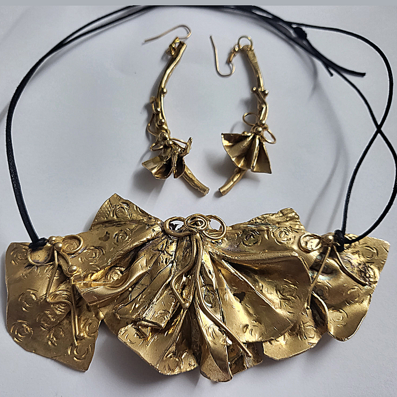 Collezione di.orecchini  e collana con Ciondolo in Bronzo
