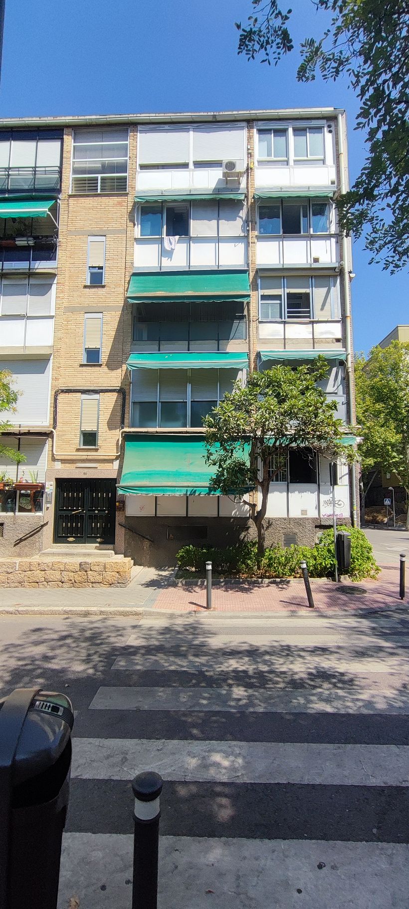 Madrid's 5 story building from the 60-70s