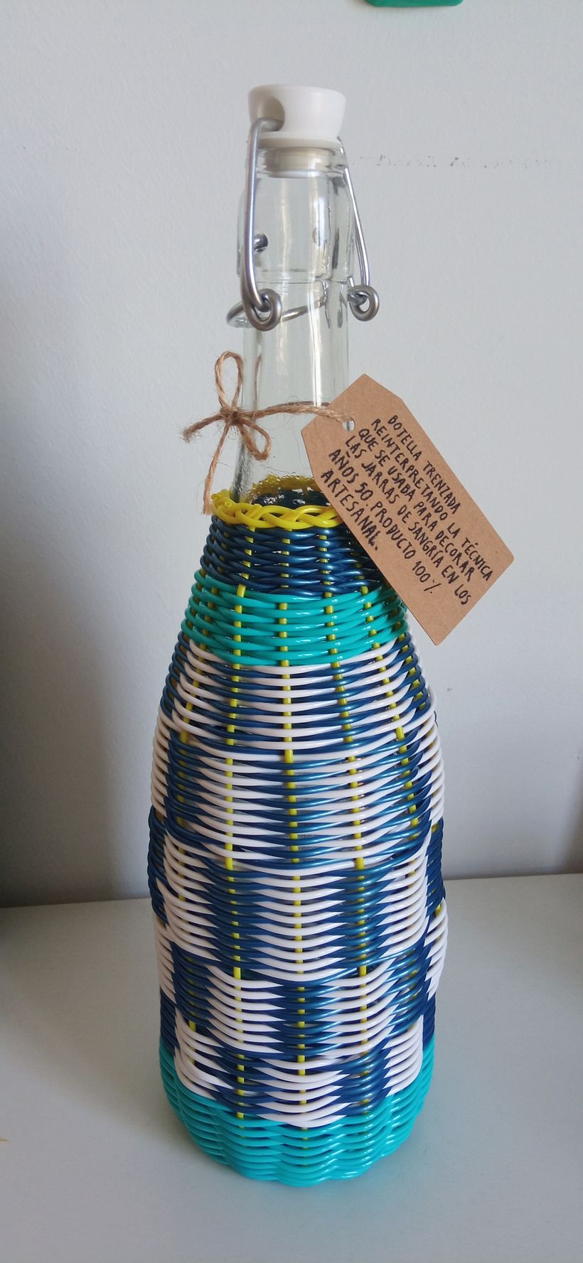 Mi proyecto del curso: Cestería: botellas forradas con cables de colores 1