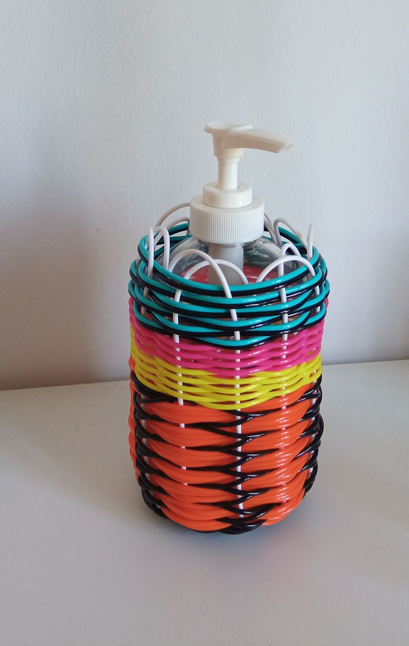 Mi proyecto del curso: Cestería: botellas forradas con cables de colores 3