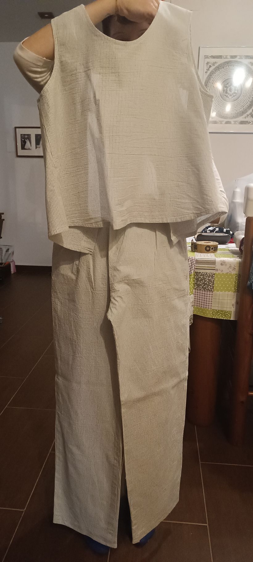 Vestido de macramé y conjunto de camisa y pantalón tipo lino 1