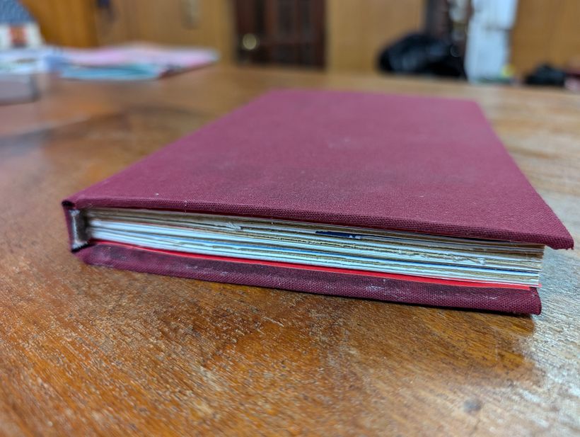 Encuardernado en tela bordó, como hacía mi abuela.