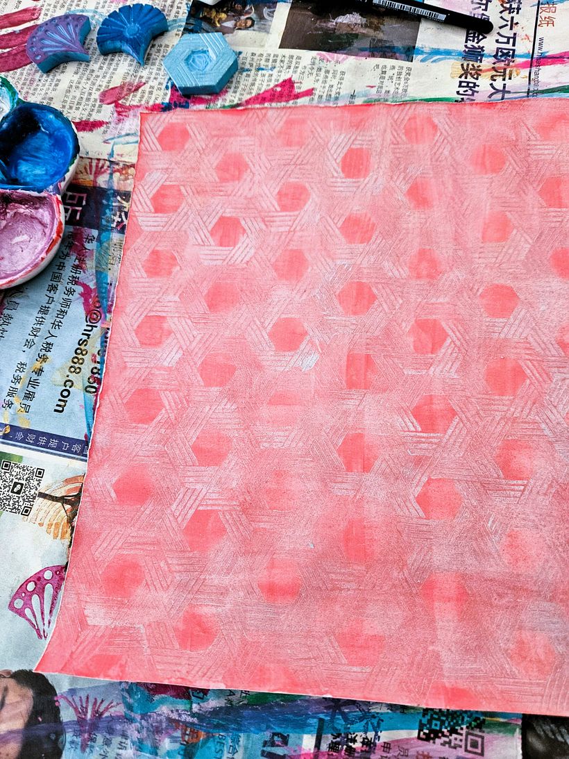 1. I mixed a dusty pink color with Gouache and used my stamp to apply a silver hexagon shaped pattern.