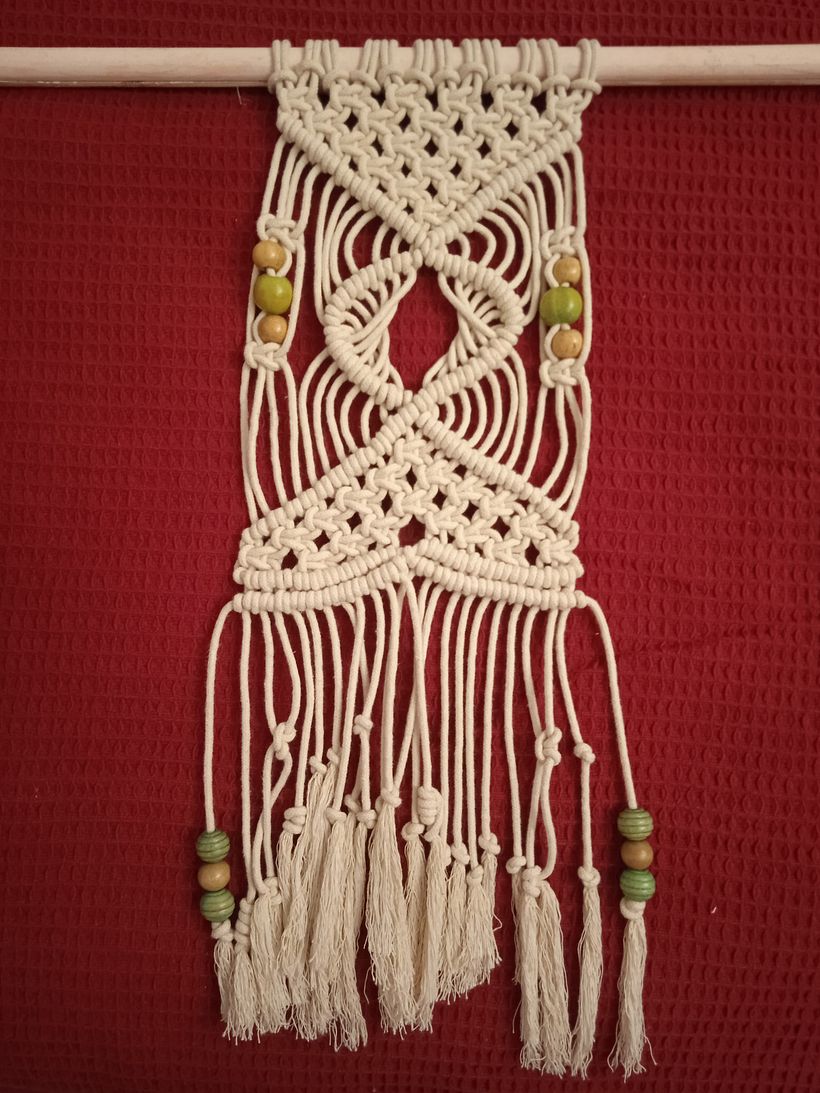 tenture avec des perles en bois de couleur et des nœuds différents