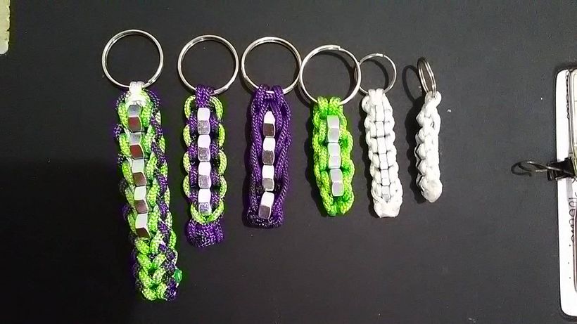 Portes de clés en paracord et des boulons à visse en acier
