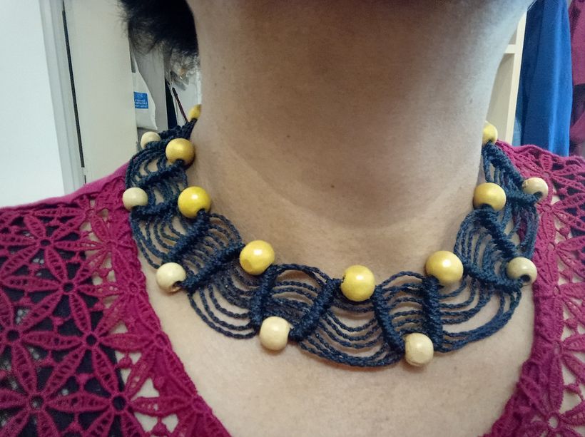 COLLIER AVEC DES PERLES EN BOIS