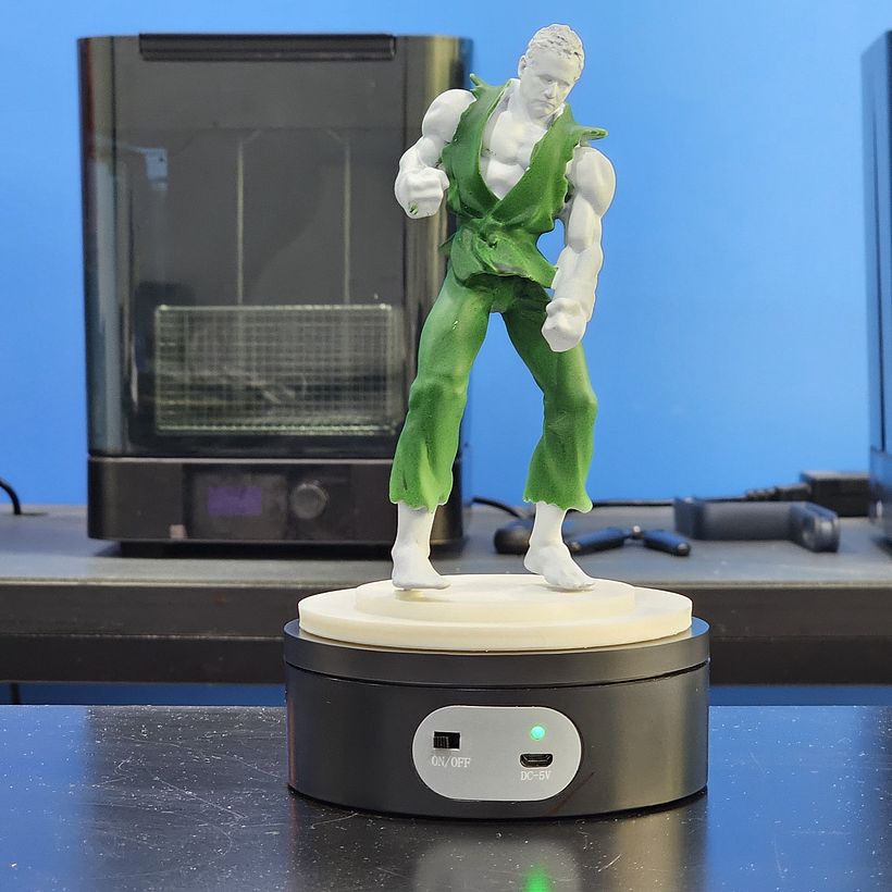 Utilização de aerografo para pintar a roupa na cor base verde oliva, codigo Vallejo 71.007