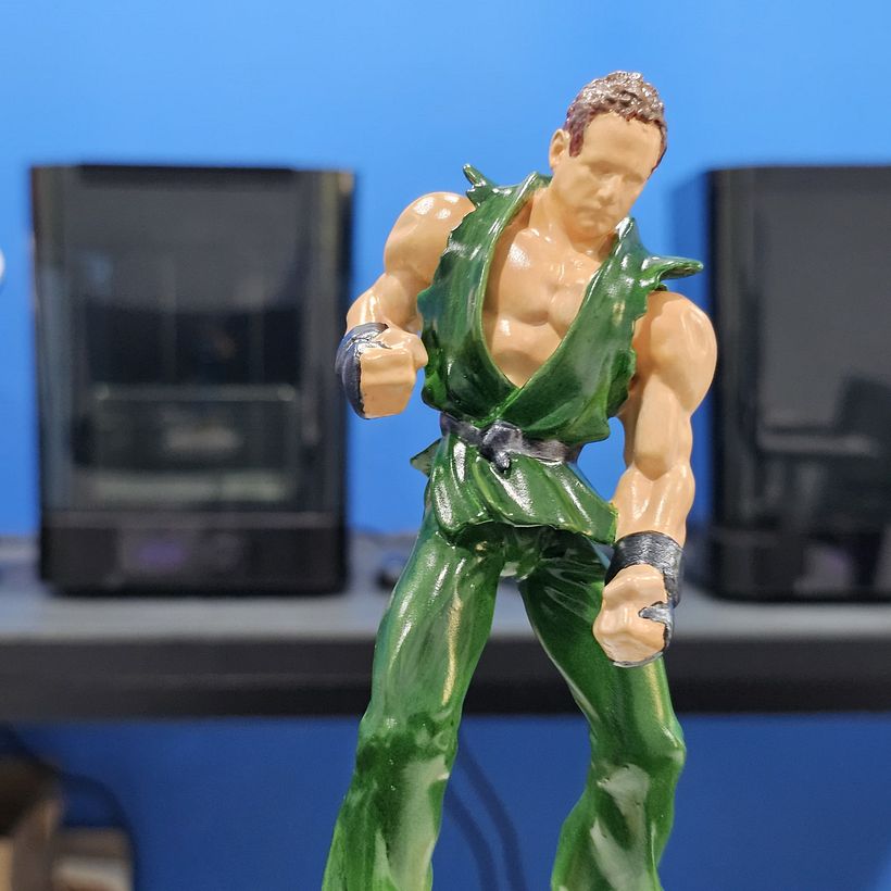 Com o objeto de dar um toque de elegância na miniatura, apliquei com aerógrafo o verniz Closs Medium