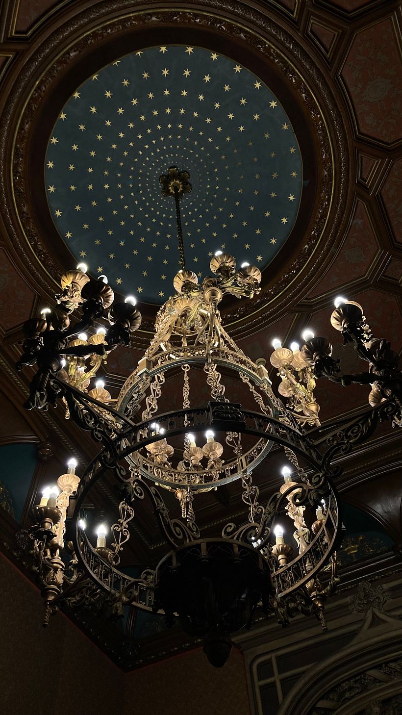 Candelabro escapa del cielorraso.