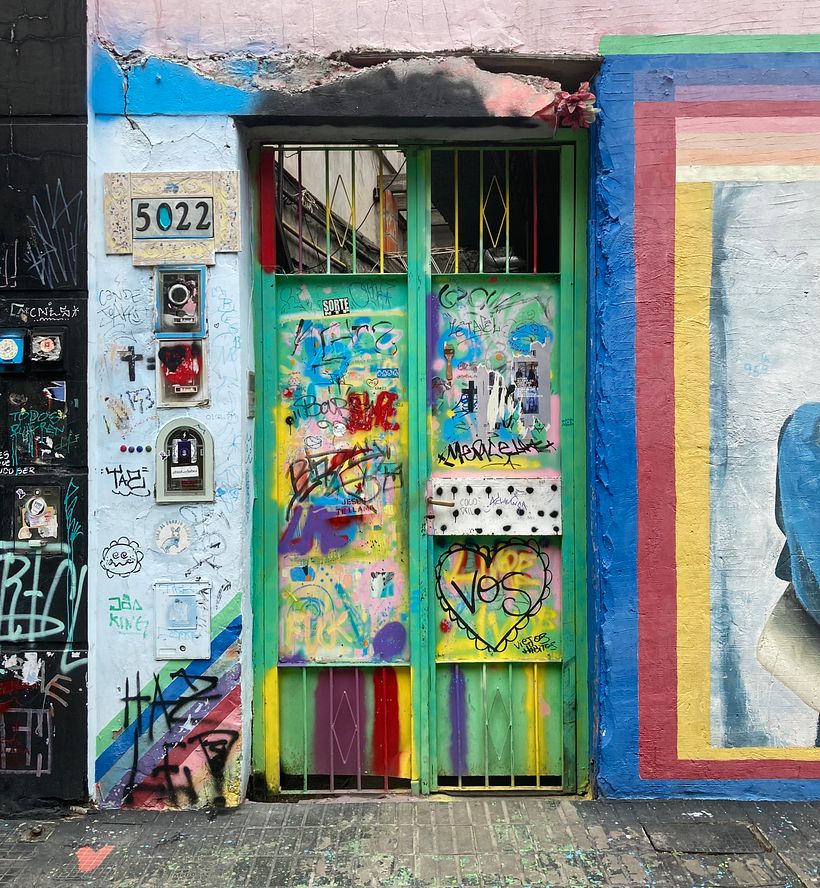 Caos cromático: abriendo cada puerta al arte urbano.