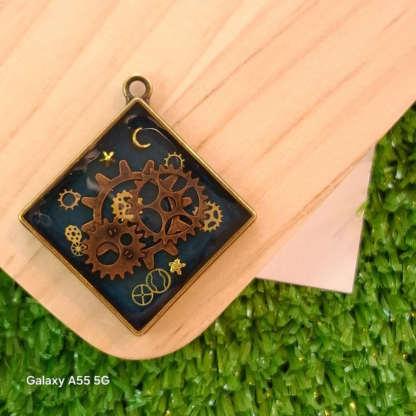“Wae-La” is the concept of this project, means Time. This solid square charm symbolizes a time of stability.