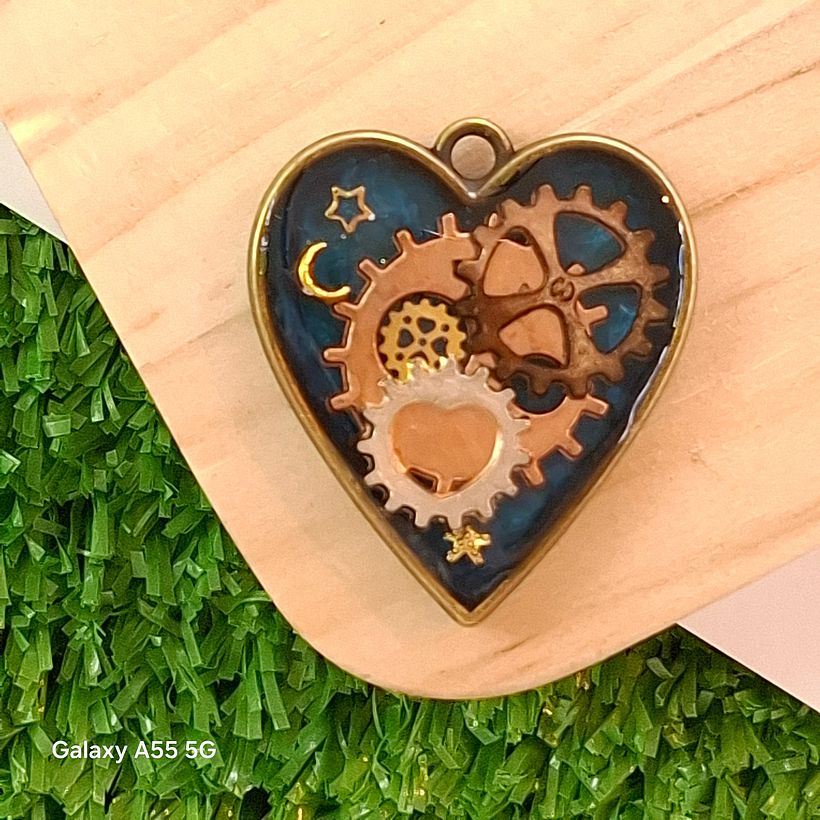 “Wae-La” is the concept of this project, means Time. This charm is shaped like a heart, representing Time and Feeling